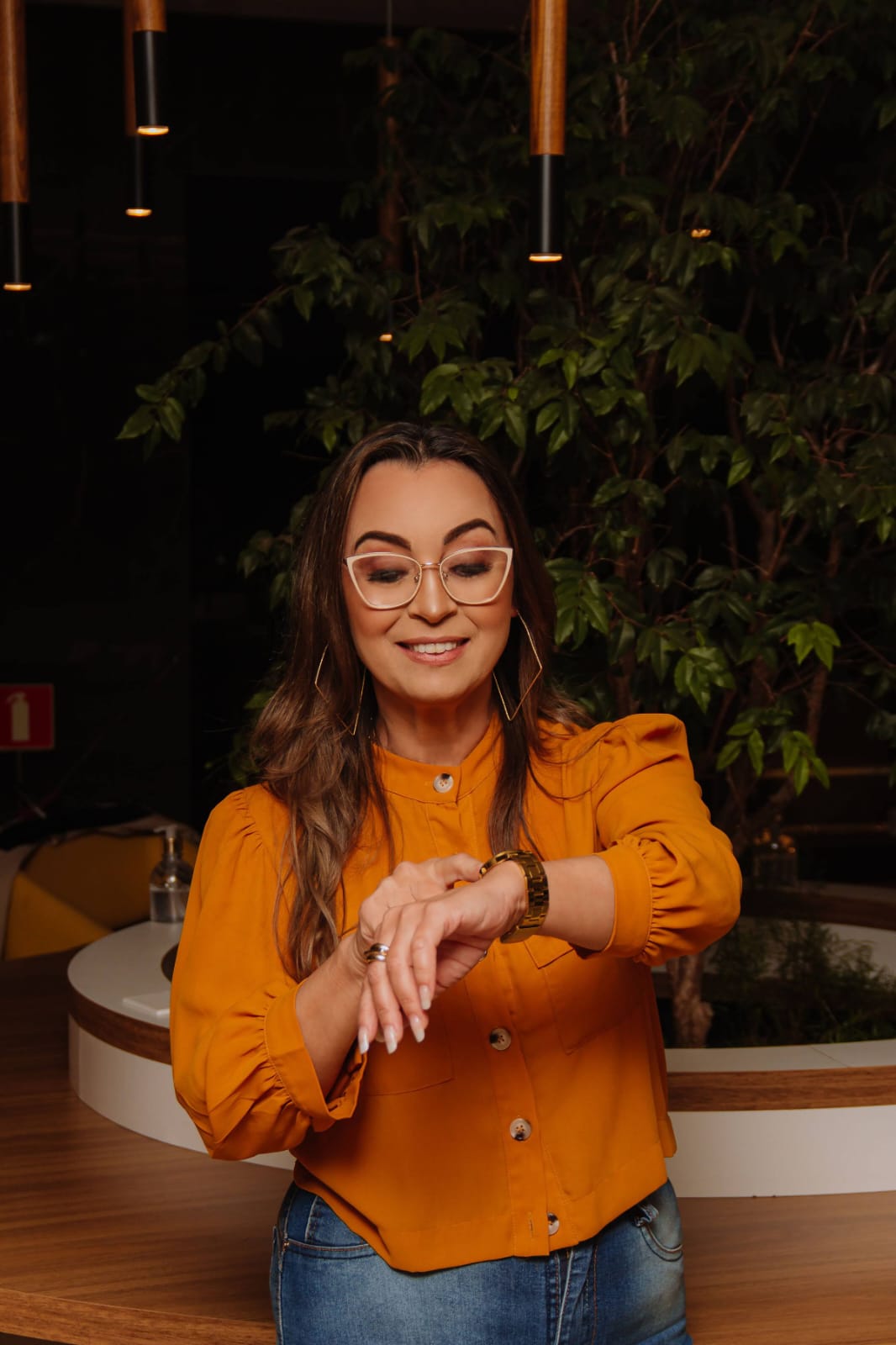 Empreendedora organizando tempo e prioridades de gestão